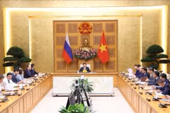 Заместитель премьер-министра Чан Хонг Ха 9 июля проводит онлайн- встречу со своим российским коллегой Дмитрием Чернышенко. (Фото: ВИA)