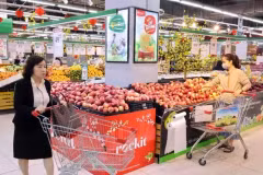 Потребители делают покупки в супермаркете Winmart в Ханое. (Фото: ВИA)