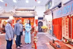 Посетители в императорской цитадели Тханглонг в Ханое (Фото: nhandan.vn) 