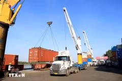 Погрузка товаров в порту Phuoc Long ICD в Хошимине (Фото: ВИА) 