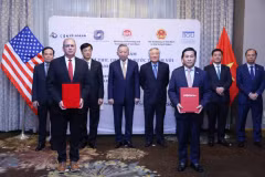 Динь Вьет Фыонг, генеральный директор компании Vietjet (в первом ряду справа) и Джозеф Витулли, представитель Honeywell Aerospace Technologies (в первом ряду слева), обмениваются соглашениями о сотрудничестве в присутствии генерального секретаря партии, президента То Лама во время его поездки в США (Источник: Vietjet)