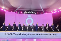 На церемонии закладки первого камня ювелирного завода Pandora Production Vietnam во Вьетнамо-Сингапурском индустриальном парке III (VSIP III) в городе Тануйен южной провинции Биньзыонг 16 мая. (Фото: ВИA)