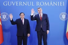 Премьер-министр Фам Минь Тьинь (слева) и его коллега из Румынии Ион-Марчел Чиолаку встречаются в Бухаресте 22 января. (Фото: ВИA)