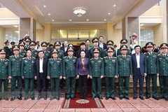 Председатель Национального собрания Нгуен Тхи Ким Нган и офицеры военного округа №4 позируют для группового фото. (Фото: ВИА)