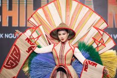Национальный костюм "Chieu Ca Mau " от Нгуен Куок Виета. (Фото: Vietnam+)