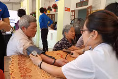 Медицинское обследование пожилых людей в провинции Хатинь. (Фото: T.G / Vietnam +)