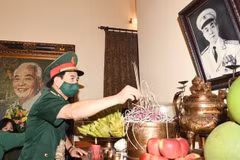 Генерал Фан Ван Жанг возлагает благовония генералу Во Нгуен Зиапу 23 августа (Фото: ВИА)