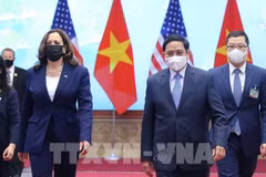 Премьер-министр Фам Минь Тьинь (справа) и вице-президент США Камала Харрис (Фото: ВИА)