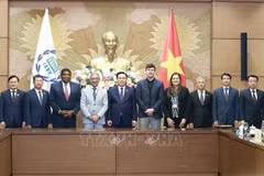 Председатель Национального собрания Выонг Динь Хюэ сфотографировался с делегатами на память. (Фото: Зоан Тан/ВИА)