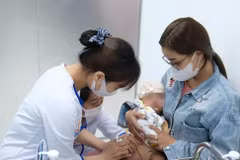 Родители приводят своих детей на вакцинацию в Центр вакцинации VNVC. (Фото: Дан Фыонг/Газеты Tin Tức)