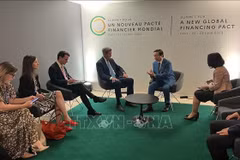 Встреча заместителя премьер-министра Чан Хонг Ха с посланником президента США по климату Джоном Керри. (Фото: опубликовано ВИА)