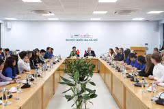 Заместитель Председателя Правительства Российской Федерации посещает и общается с преподавателями и студентами Ханойского национального университета в Хоалак. (Фото: ВИА)