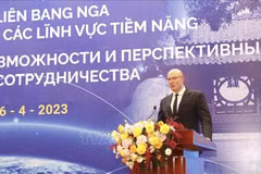 Выступает заместитель Председателя Правительства Российской Федерации Дмитрий Чернышенко. (Фото: Чан Вьет/ВИА)