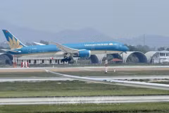Рейс Vietnam Airlinesс с 287 вьетнамцами, вылетающими из Украины, прибывает в международный аэропорт Ханоя Нойбай в полдень 8 марта. (Фото: ВИА)