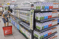 Покупатель делает покупки в супермаркете Winmart. (Фото: ВИА) 