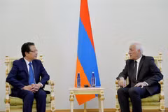 Президент Армении Ваагн Хачатурян после церемония вручения верительных грамот принял посла Данг Минь Кхоя. (Фото: ВИА)