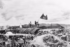 Во второй половине дня 7 мая 1954 года на крыше бункера Де Кастри развевался флаг «На борьбу, на победу». Битва под Дьенбьенфу закончилась победой Вьетнамской армии. (Документальные фото)