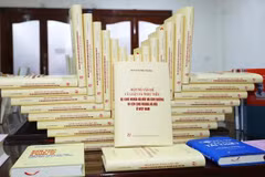 Книга «Некоторые теоретические и практические вопросы о социализме и путь к социализму во Вьетнаме», написанную генеральным секретарем ЦК КПВ Нгуен Фу Чонгом. (Фото: ВИА)