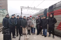 Встреча вьетнамцев, эвакуированных из украинского города Донецка, на Казанском вокзале в Москве, 12 марта 2022 года. (Документальное фото: ВИА)