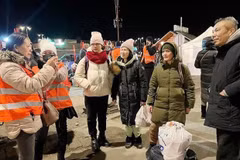 Вьетнамцы в Словакии приветствуют своих соотечественников, бегущих из Украины, на границе. (Фото: ВИА)