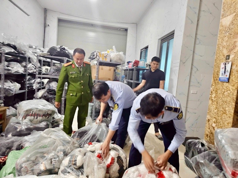 Контрафактная продукция под брендами Nike, Adidas и Puma, распространявшаяся преимущественно через страницы в Facebook и магазины на TikTok, была изъята силами Управления рынком. (Фото: baochinhphu.vn)