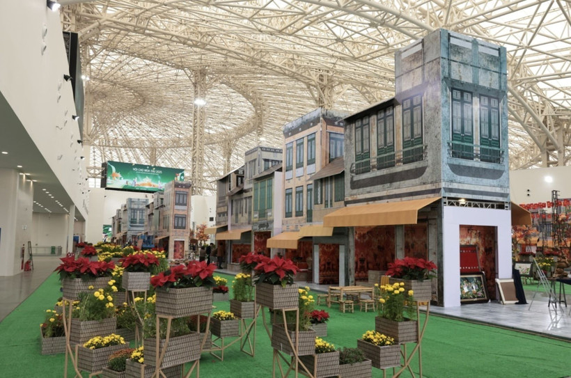 Торговые павильоны в основном завершили подготовку к дню открытия. (Фото: ВИА)