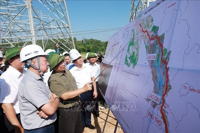 Премьер-министр Фам Минь Тьинь провел проверку строительства проекта линии электропередачи 500 кВ Лаокай – Виньиен на территории общины Тхайхоа, провинция Футхо. (Фото: ВИА).