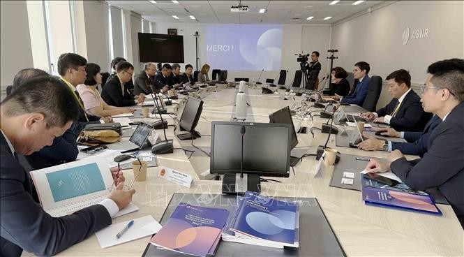 Делегация Министерства строительства во главе с заместителем министра Фам Минь Ха провела встречу и переговоры с Французским управлением по ядерной безопасности и радиационной защите (ASRN). (Фото: ВИА)