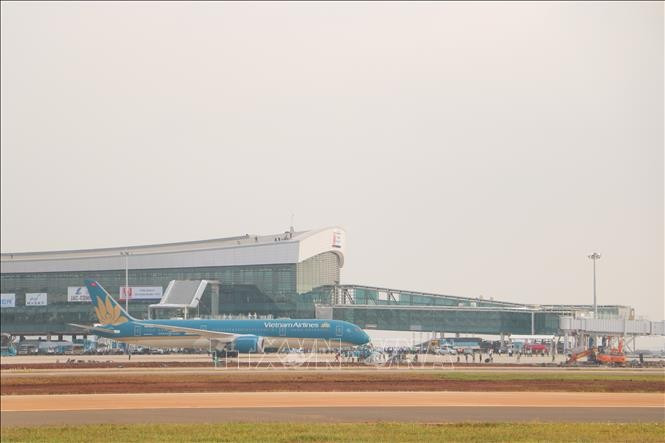 Широкофюзеляжный самолёт Boeing 787-9 авиакомпании Vietnam Airlines выполняет технический рейс из аэропорта Таншоннят в аэропорт Лонгтхань. (Фото: ВИА)