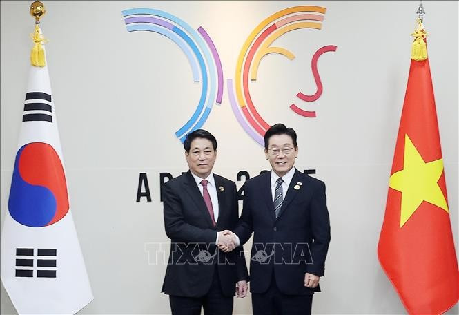 Президент Лыонг Кыонг проводит переговоры с президентом Республики Корея Ли Чжэ Мёном. (Фото: ВИА).