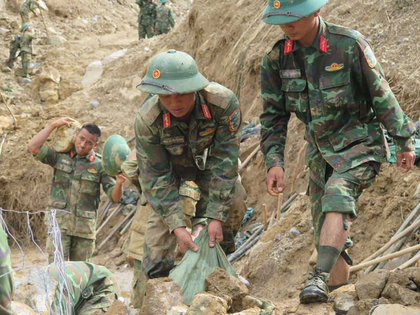 Офицеры и военнослужащие 34-го армейского корпуса прокладывают пути в деревни коммуны Нгоклинь, изолированные из-за ливней и наводнений. (Фото: ВИА)