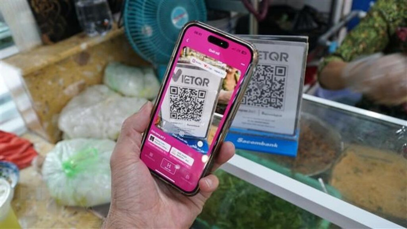 Гражданин осуществляет перевод средств через приложение Momo на смартфоне. (Фото: ВИА)