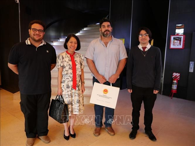 Посол Нго Минь Нгует, Генеральный секретарь Парагвайской коммунистической партии Наджиб Амадо и представители Коммунистического союза молодёжи Парагвая в Асунсьоне. (Фото: ВИА).