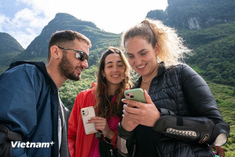 Иностранные туристы на Каменном плоскогорье Донгван. (Фото: ВИА)