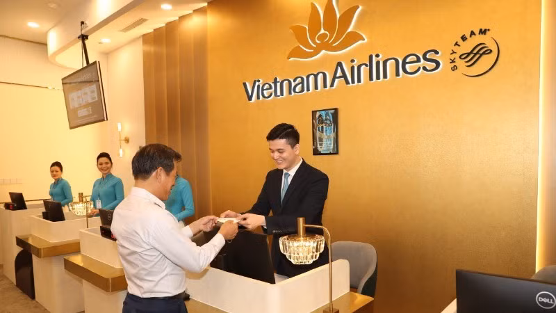 Пассажиры испытывают сервис Check-in Lounge в терминале T3 Международного аэропорта Таншоннят. (Фото: nhandan.vn)