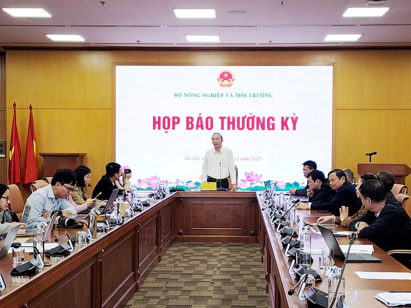 Заместитель министра сельского хозяйства и охраны окружающей среды выступает с директивным обращением на пресс-конференции. (Фото: ВИА)