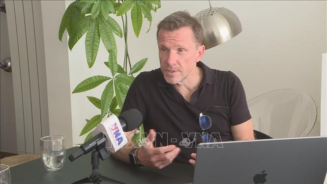 Давид Грюнвальд, преподаватель Брюссельского свободного университета (ULB), даёт интервью корреспонденту ВИА в Брюсселе. (Фото: ВИА)