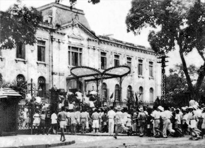 19 августа 1945 года после митинга на площади Оперного театра силы самообороны и население столицы заняли Императорский дворец (Северный дворец) - резиденцию французского марионеточного правительства на Севере. (Фото: ВИА).