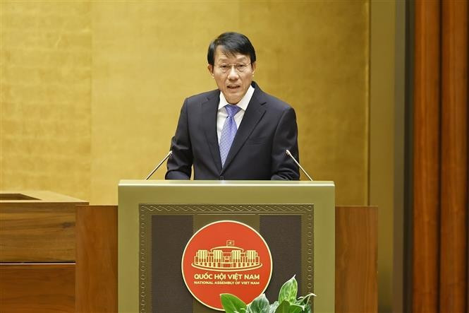 Министр общественной безопасности Лыонг Там Куанг представляет предложение по четырём законопроектам на заседании Национального собрания 31 октября. (Фото: ВИА)