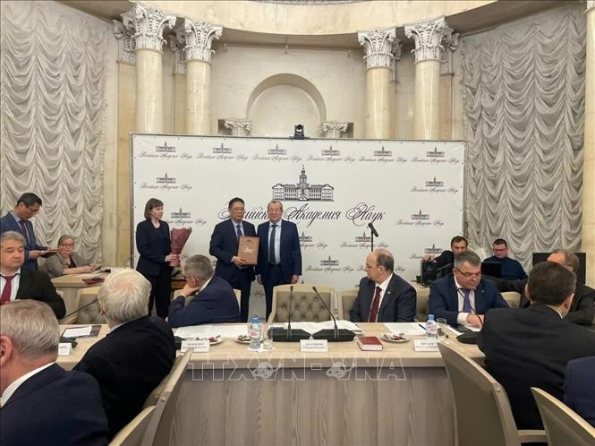 Профессор, академик Тьау Ван Минь с почётом принял высокое звание из рук профессора, академика Геннадия Красникова, президента Российской академии наук, Героя Труда России. (Фото: ВИА).