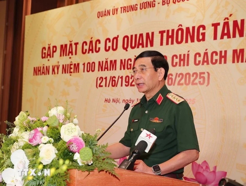 Член Политбюро, заместитель секретаря Центральной военной комиссии и министр национальной обороны Генерал Фан Ван Жанг выступает на встрече (Фото: ВИА).