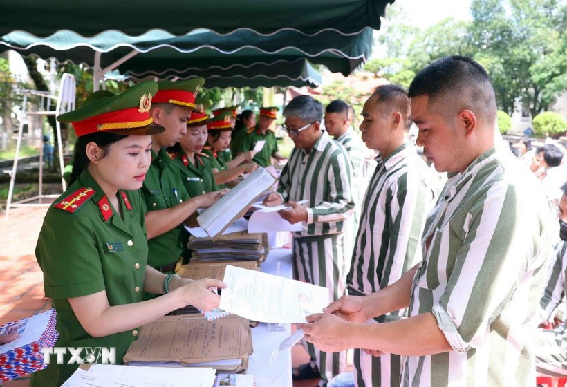 Сотрудник исправительного учреждения Фуiон 4 (Министерство общественной безопасности) вручает свидетельство об амнистии лицу, получившему амнистию (вторая группа) 2025 года. (Фото: ВИА)