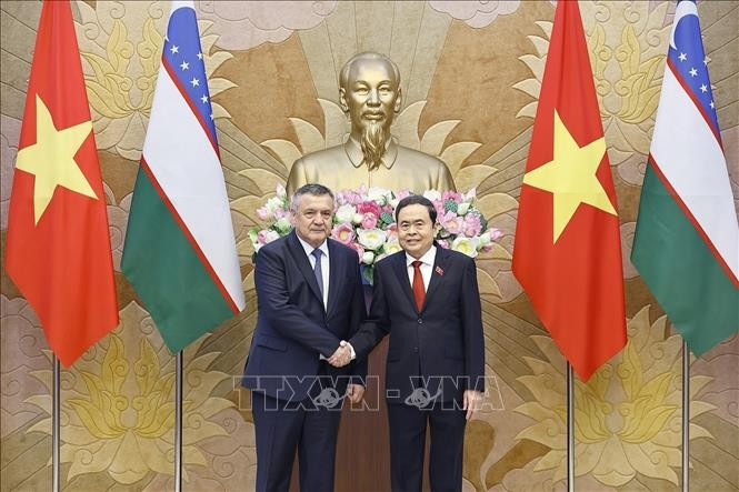 Председатель НС Чан Тхань Ман приветствует спикера нижней палаты парламента Узбекистана Нуриддина Исмаилова. (Фото: ВИА)