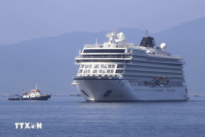 Международный круизный лайнер Ms Viking Yidun входит в залив Камрань. (Фото: ВИА).