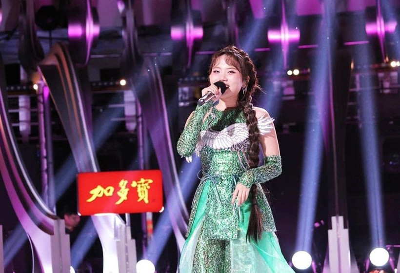 Певица Фыонг Ми Тьи выступает на сцене Sing!Asia. (Фото: hanoimoi.com)