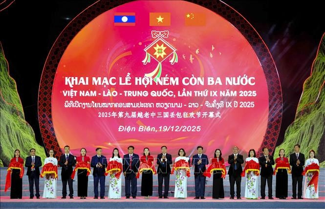 Делегаты проводят церемонию перерезания ленты на открытии Фестиваля. (Фото: ВИА)