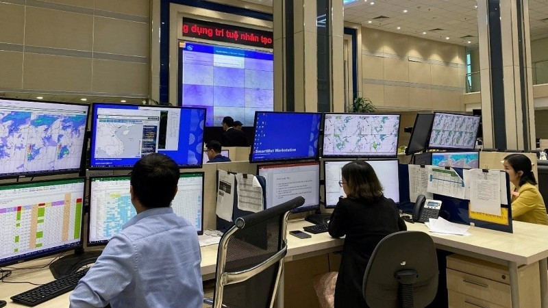 Синоптик анализирует данные в системе Smartmet для подготовки прогнозных бюллетеней и ранних предупреждений о стихийных бедствиях в Национальном центре гидрометеорологического прогнозирования. (Фото: nhandan.vn)