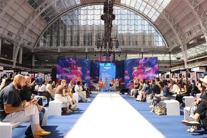 На выставке Source Fashion London состоялся круглый стол с участием розничных компаний, дизайнеров, специалистов по материалам и заинтересованных лиц, посвящённый тенденциям в текстильной и модной индустрии Великобритании и мира. Фото: (ВИА)