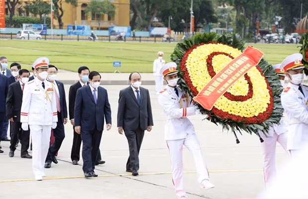 Руководители почтили память президента Хо Ши Мина по случаю годовщины его рождения ảnh 1