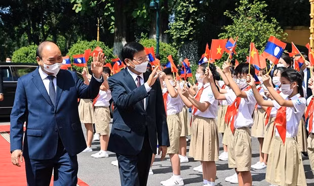 Лаосская пресса: Визит призван подтвердить последовательную позицию в развитии отношений с Вьетнамом ảnh 1